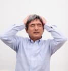 頭をかかえる人